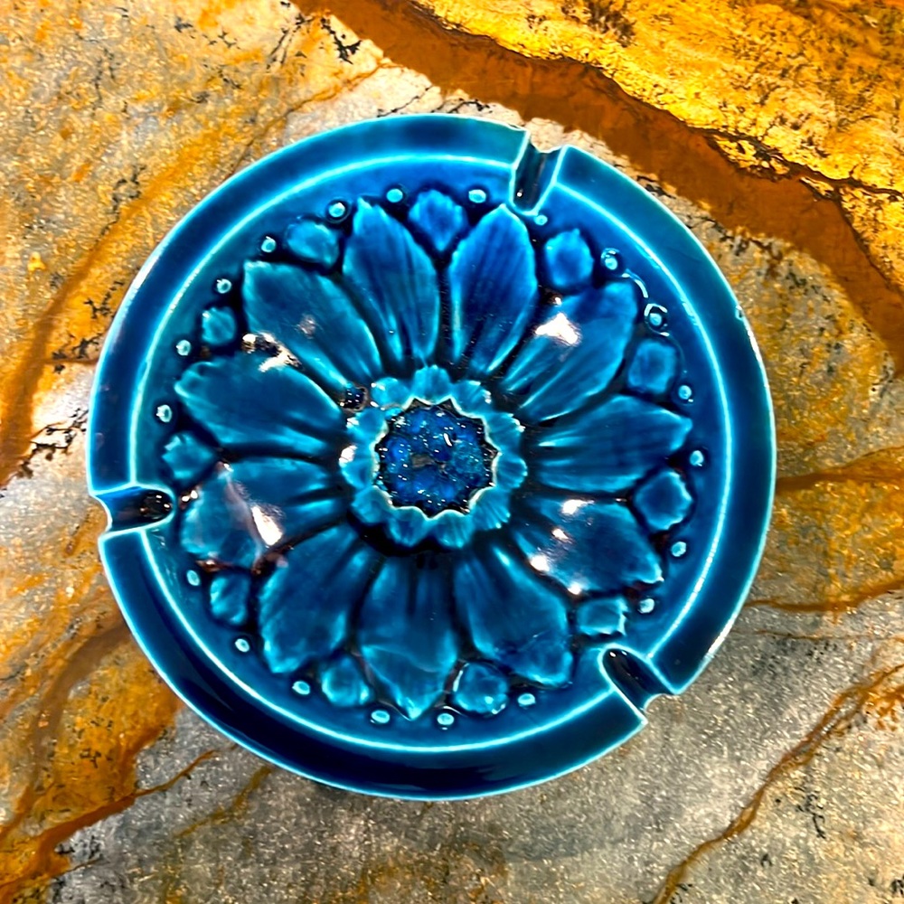Vintage mid-century 💙 Freeman-McFarlin California 💙Flower ashtray 1960s-1970s.